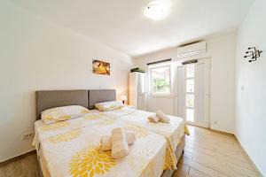 Rooms & Apartments Mirakul客房内的一张或多张床位