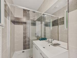 ein weißes Badezimmer mit Waschbecken und Dusche in der Unterkunft Piscine chauffée - 750m plage - 4 adultes - 4 enfants in Saint-Vincent-sur-Jard + 20 Fotos