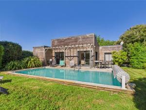 ein Haus mit einem Swimmingpool im Hof in der Unterkunft Piscine chauffée - 750m plage - 4 adultes - 4 enfants in Saint-Vincent-sur-Jard
