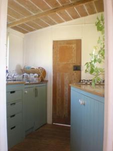 Kuchyň nebo kuchyňský kout v ubytování Sunset Sea Views 1 min to beach On SW Coast Path Private Parking