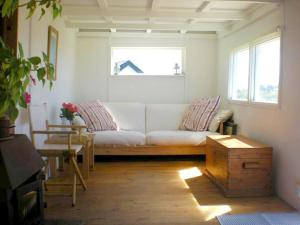 Posezení v ubytování Sunset Sea Views 1 min to beach On SW Coast Path Private Parking