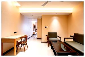 Χώρος καθιστικού στο HOTEL NARAYANI Near Kashi Vishwanath Temple - Fully Air Conditioned Room - A Top Rated Hotel In Varanasi