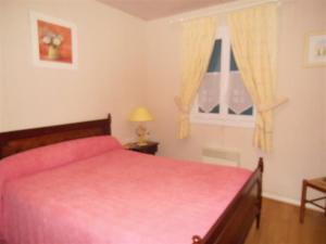 a bedroom with a red bed and a window at villa MI RE LA in Saint-Denis-dʼOléron