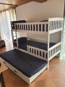 Fotografie z fotogalerie ubytování Beau studio avec piscine v Orange + 25 fotografií