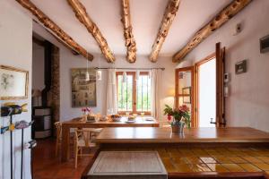 un comedor con una mesa de madera en una habitación en New! Villa Can Guillem, en Illes Balears