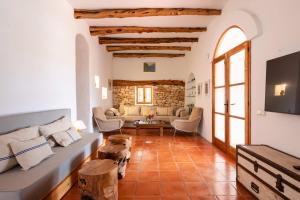 una sala de estar con un sofá y una mesa en New! Villa Can Guillem, en Illes Balears