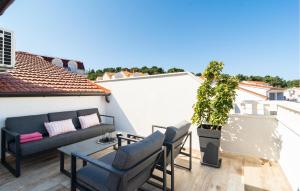un patio avec un canapé et des chaises sur un toit dans l'établissement 2 Bedroom Lovely Apartment In Hvar, à Hvar 18 autres photos