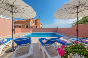 Bazén v ubytování Villa Petra Kastelir by Villsy nebo v jeho okolí