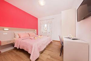 Postel nebo postele na pokoji v ubytování Villa Petra Kastelir by Villsy + 30 fotografií