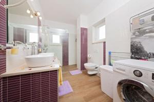 Koupelna v ubytování Villa Petra Kastelir by Villsy