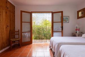 Un dormitorio con una cama y una puerta corrediza de vidrio. en New! Villa Can Guillem, en Illes Balears 31 fotos más
