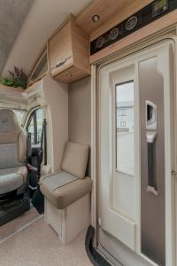Un lugar para sentarse en Drivable Camper- Explore the Faroes in a Campervan