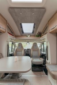 Un lugar para sentarse en Drivable Camper- Explore the Faroes in a Campervan