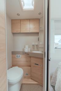 Un baño de Drivable Camper- Explore the Faroes in a Campervan