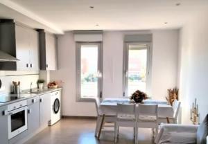 una cucina con un tavolo e sedie in una stanza di Duplex Mediterranea a Benicarló