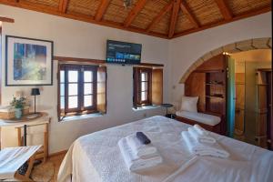 Postel nebo postele na pokoji v ubytování MonoLithos Inn