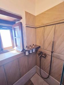 Koupelna v ubytování MonoLithos Inn