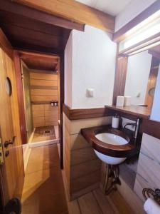 Koupelna v ubytování MonoLithos Inn