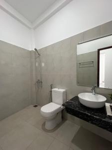 a bathroom with a toilet and a sink at Tranquara Battaramulla - 3 mts walking to Overseas School of Colombo in Battaramulla +27 photos