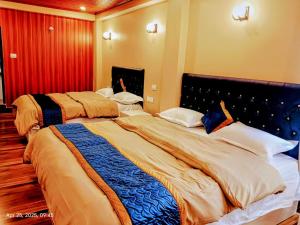Ένα ή περισσότερα κρεβάτια σε δωμάτιο στο Darjeeling Dreams Homestay +4 φωτογραφίες