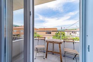 Rõdu või terrass majutusasutuses Rooms & Apartments Mirakul