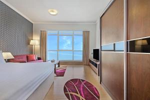 White Square Curve Hotel & Suites TV 또는 엔터테인먼트 센터