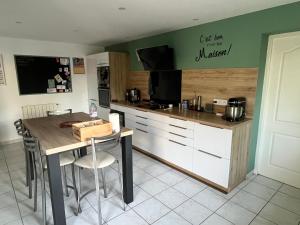 Kuchyň nebo kuchyňský kout v ubytování Villa avec piscine