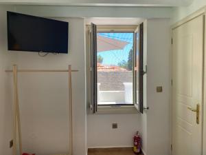 Televízia a/alebo spoločenská miestnosť v ubytovaní Villa Theoni