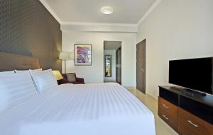 White Square Curve Hotel & Suites TV 또는 엔터테인먼트 센터