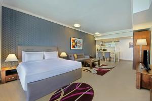 White Square Curve Hotel & Suites 객실 침대