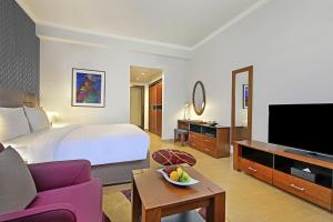White Square Curve Hotel & Suites TV 또는 엔터테인먼트 센터