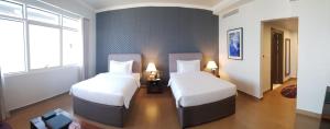 White Square Curve Hotel & Suites 객실 침대