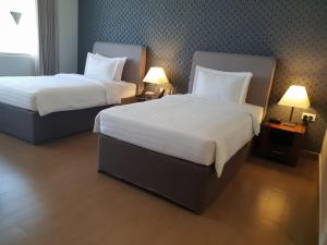 White Square Curve Hotel & Suites 객실 침대