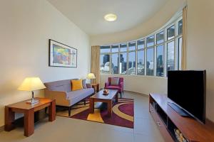White Square Curve Hotel & Suites TV 또는 엔터테인먼트 센터