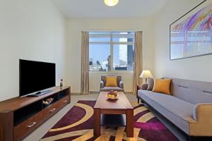 White Square Curve Hotel & Suites TV 또는 엔터테인먼트 센터