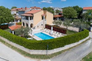 widok z lotu ptaka na dom z basenem w obiekcie Villa Ladonja with Private Pool and Sauna w mieście Marasi
