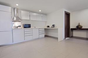 White Square Curve Hotel & Suites 주방 또는 간이 주방