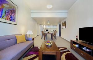 White Square Curve Hotel & Suites TV 또는 엔터테인먼트 센터