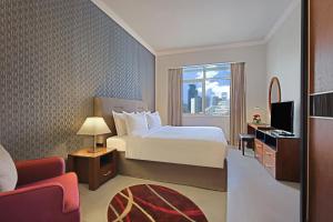 White Square Curve Hotel & Suites 객실 침대