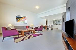 White Square Curve Hotel & Suites TV 또는 엔터테인먼트 센터
