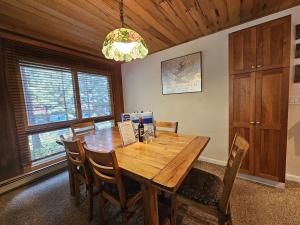 Un comedor con mesa y sillas de madera. en Cartwright Corner Condo townhouse, en Incline Village 32 fotos más