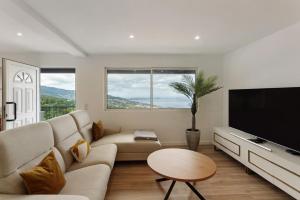 a living room with a couch and a flat screen tv at Casa Belavista in Gaula