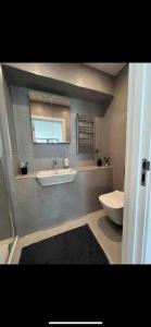 Un baño de Harbour view-Sleeps 4-Sea View-Parking-Balcony 21 fotos más