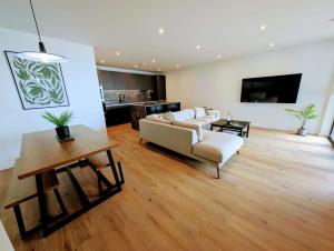 Una televisión o centro de entretenimiento en Harbour view-Sleeps 4-Sea View-Parking-Balcony