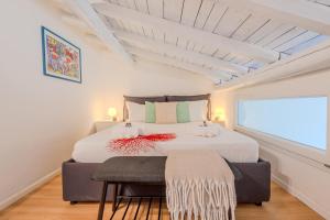 Ένα ή περισσότερα κρεβάτια σε δωμάτιο στο Porto Rotondo CENTRO, Elegante Loft con Piscina