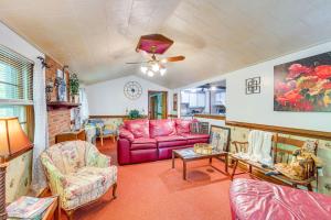 Χώρος καθιστικού στο Heathsville Home with Sunroom Less Than 10 Mi to Beach!