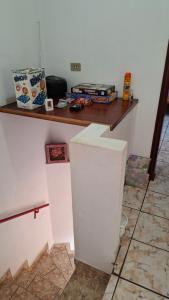 a counter in a room with a counter top at O Paraiso é Aqui ! Casa de Hóspedes in Ubatuba +7 photos