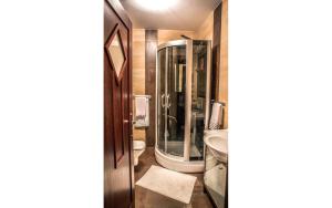 un baño con ducha y lavabo en Apartamenty Zachód Słońca Mi Casa Holidays, en Mielno 7 fotos más