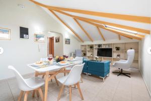 Posezení v ubytování A&B Ialysos villas and apartments