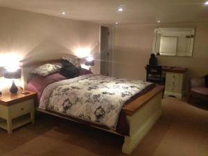 A bed or beds in a room at Rooms @ Restaurant 43 